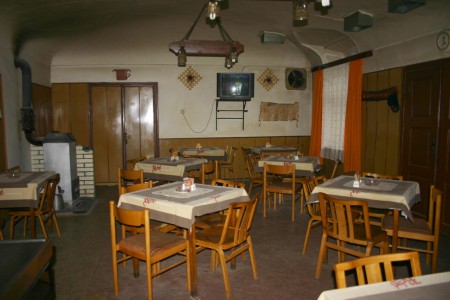 Posezení ve výčepu, 2005